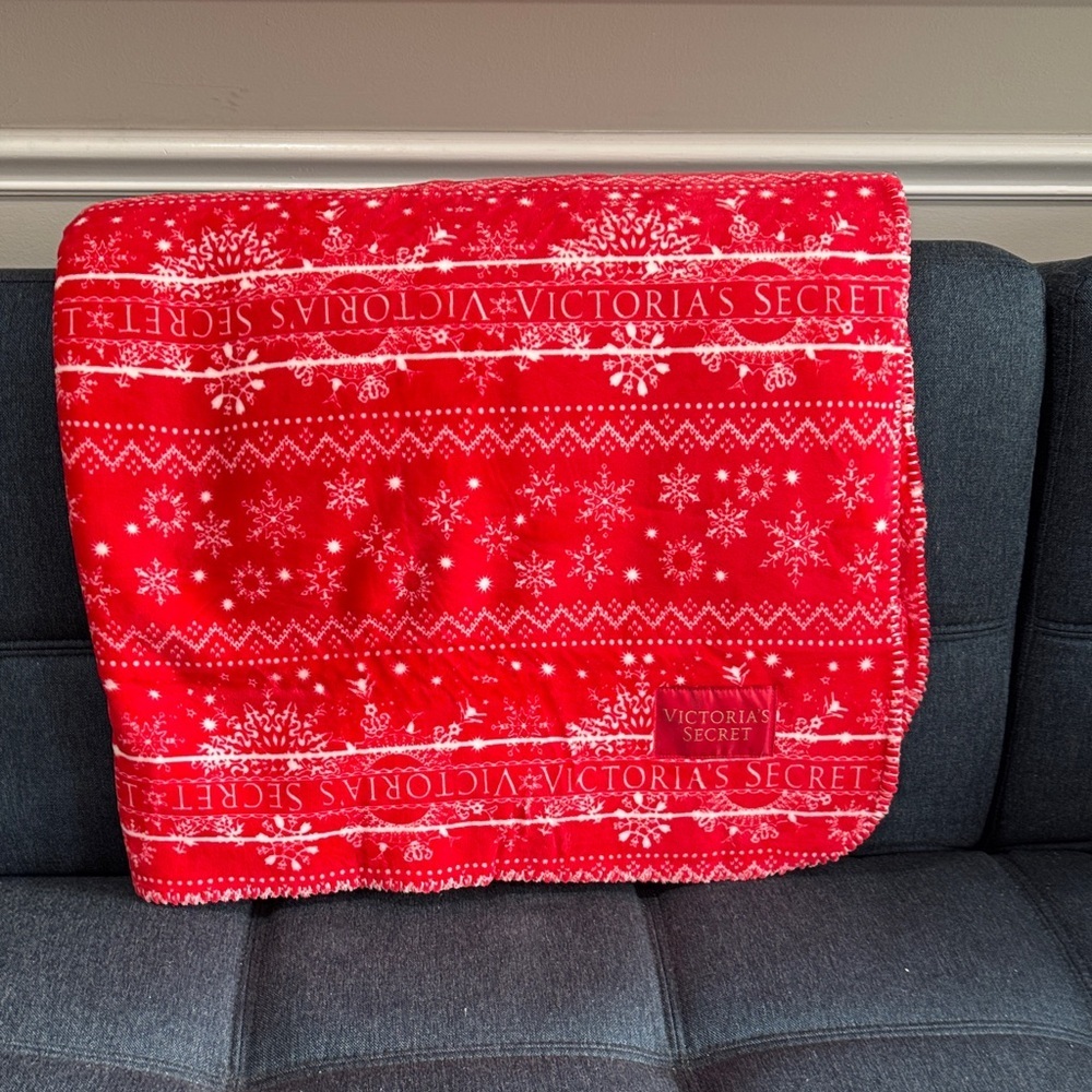 New Victoria's Secret Red Snowflake Holiday Cozy Soft Throw 50”x60”